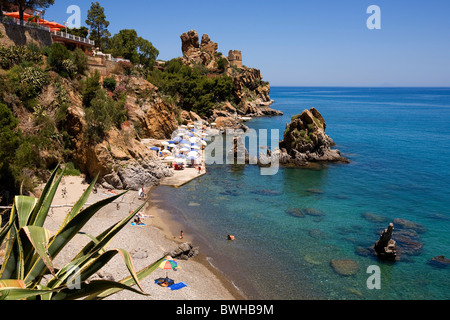 Vue du Kalura Hotel Kalura en baie près de Cefalù, Province de Palerme, Sicile, Italie, Europe Banque D'Images