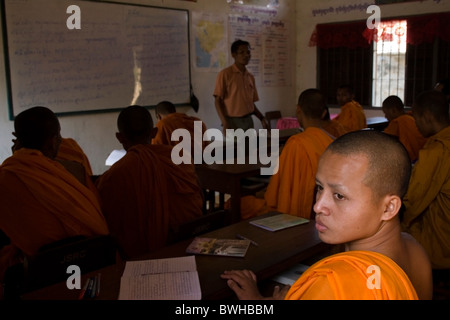 Un moine bouddhiste est à la recherche d'une fenêtre de classe lors d'un high school class au Wat Bangkok en Kampong Cham, au Cambodge. Banque D'Images