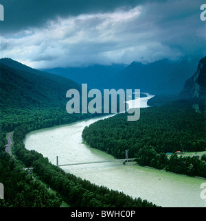 Pont au-dessus de la rivière Katun. Les montagnes de l'Altaï, en Sibérie, Russie Banque D'Images