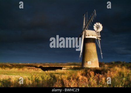 Un moulin à vent dans les Norfolk Broads prises une aube Banque D'Images