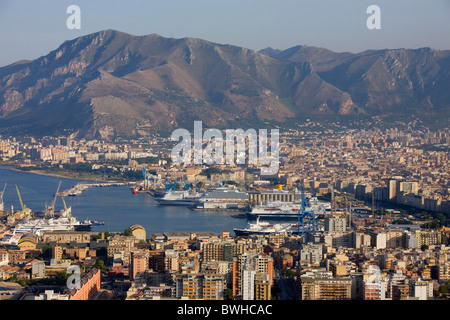 Vue du Monte Pellegrino sur la ville et le port, palmiers, Palerme, Sicile, Italie, Europe Banque D'Images