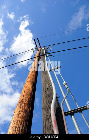 Pôle d'alimentation électrique contre le ciel bleu Banque D'Images
