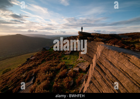 Automne walker sur Bamford Edge dans le Peak District National Park, Angleterre. Banque D'Images