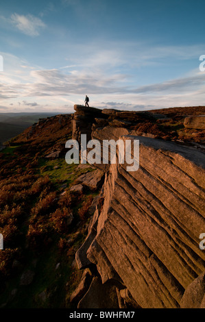 Automne walker sur Bamford Edge dans le Peak District National Park, Angleterre. Banque D'Images