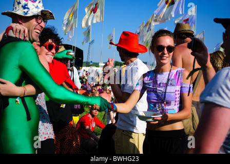 Un homme dans une robe de combinaison en lycra saluer les gens à Glastonbury Festival 2010 Banque D'Images