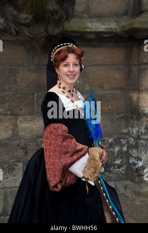 Mary of guise, personnage historique en costume d'époque au château de Stirling, événement de reconstitution ; femmes élisabéthaine costumées, noble française d'Écosse, Royaume-Uni Banque D'Images