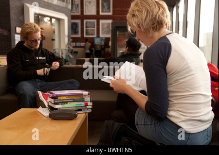 Les étudiants de premier cycle au département d'études théâtrales de l'Université d'Aberystwyth, Pays de Galles, Royaume-Uni Banque D'Images