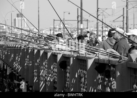 ISTANBUL, TURQUIE. Pêcheurs dans la Corne d'Eminonu à partir de la fin du pont de Galata. 2010. Banque D'Images