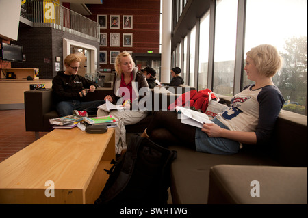 Les étudiants de premier cycle au département d'études théâtrales de l'Université d'Aberystwyth, Pays de Galles, Royaume-Uni Banque D'Images