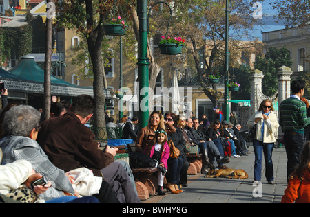 ISTANBUL, TURQUIE. Une scène de rue colorés dans la banlieue de Bosphore. Ortakôy 2010. Banque D'Images