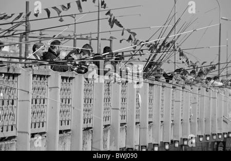 ISTANBUL, TURQUIE. Pêcheurs dans la Corne d'Eminonu à partir de la fin du pont de Galata. 2010. Banque D'Images