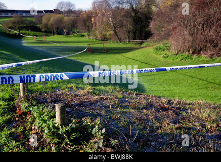Scène de crime dans le parc local après un incident d'agression, Nottingham, Angleterre, Royaume-Uni Banque D'Images