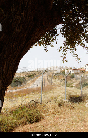 Hilltop juive de peuplement Har Homa, vue derrière le mur, en Cisjordanie, en Palestine Banque D'Images