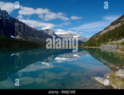 Le Lac de la sauvagine dans le parc national Jasper, dans les Rocheuses canadiennes en Alberta Banque D'Images