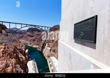 Un marqueur historique plaque sur le côté de l'Hoover Dam dans le Nevada avec le nouveau pont de l'autoroute à l'arrière-plan. Banque D'Images