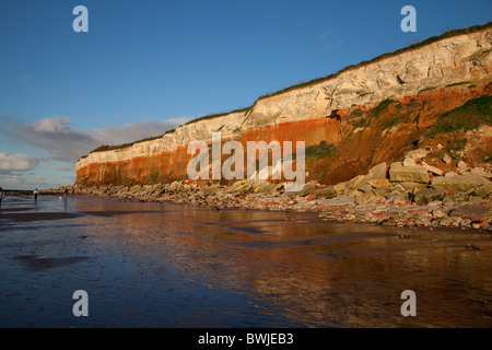 Les falaises multicolores et plage de Hunstanton, West Norfolk. Banque D'Images