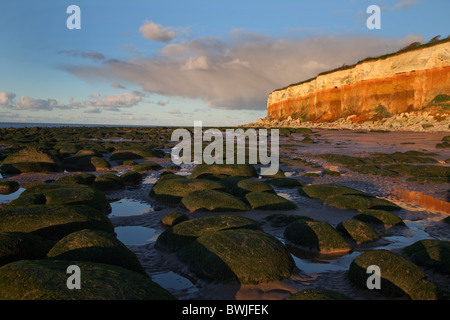 Les falaises multicolores et plage de Hunstanton, West Norfolk. Banque D'Images