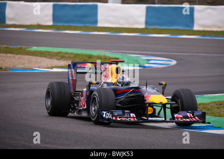 Sebastian Vettel à la pratique 2010 Jerez dans sa Red Bull Renault, voiture de Formule 1, laissant la chicane. Banque D'Images