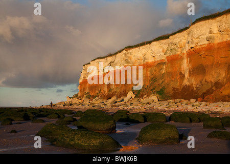 Les falaises multicolores et plage de Hunstanton, West Norfolk. Banque D'Images