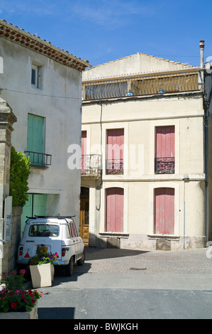 Renault 4 voiture stationnée dans le village de Fleury d'Aude en France Banque D'Images