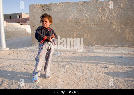 Les enfants, Qasr Al Farafra Oasis Farafra, Village, Egypte Banque D'Images