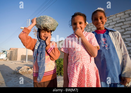 Les enfants, Qasr Al Farafra Oasis Farafra, Village, Egypte Banque D'Images