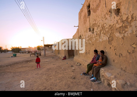 La famille bédouine, Qasr Al Farafra Oasis Farafra, Village, Egypte Banque D'Images