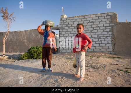 Les enfants, Qasr Al Farafra Oasis Farafra, Village, Egypte Banque D'Images