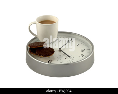 Tasse de thé de l'après-midi, réveil et de chocolat biscuits digestifs Banque D'Images