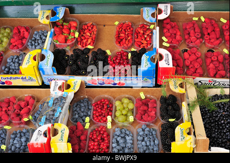 Fruits comme les baies sur l'affichage à l'échoppe de marché, Dolomites, Italie Banque D'Images