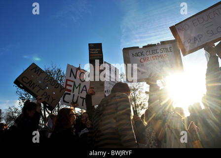 Les élèves avec des pancartes de protestation contre l'augmentation des frais de scolarité, l'Université de Bristol Banque D'Images