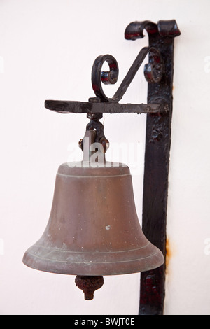 Grande cloche en laiton utilisé comme une sonnette, St Mawes, Cornouailles, Angleterre. Banque D'Images