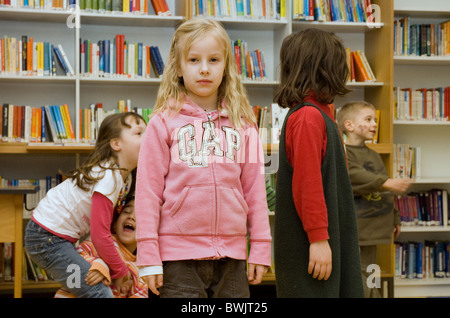 Les élèves de l'école primaire dans la bibliothèque de l'école Banque D'Images