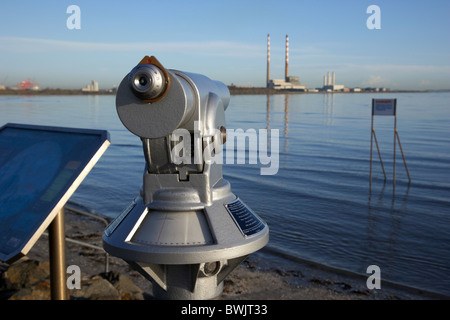 Télescope touristique sur strand beach à la baie de Dublin sur sandymount république d'Irlande avec poolbeg power station en arrière-plan Banque D'Images