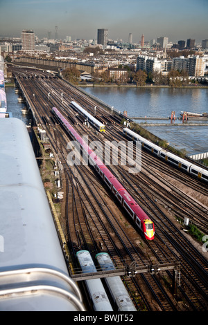 Gatwick Express, du Sud et du sud-est de trains passant le long des voies par Battersea Power Station, Banque D'Images