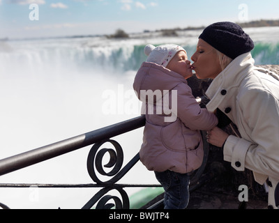 Mère embrassant sa fillette de deux ans à Niagara Falls, Ontario, Canada. Banque D'Images