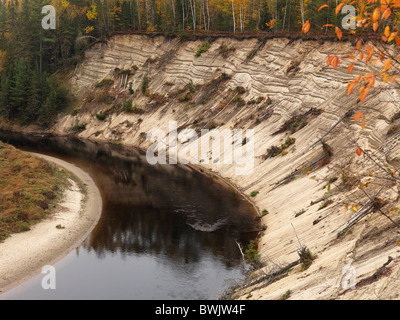 L'érosion d'une banque sur un méandre de la rivière Big East. Le parc provincial Arrowhead, Ontario, Canada. Banque D'Images