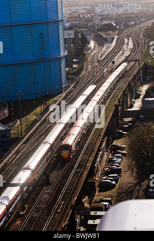 Les trains du sud le long de la voie ferrée par Battersea Power Station, Banque D'Images