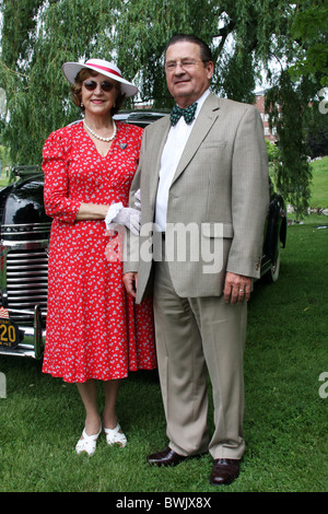 Une seconde guerre mondiale WWII couple devant leur voiture antique vintage 1945 Banque D'Images