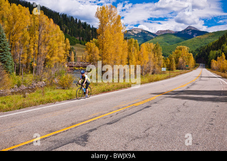 Cycliste sur le San Juan Skyway (route 145), San Juan National Forest, Colorado Banque D'Images