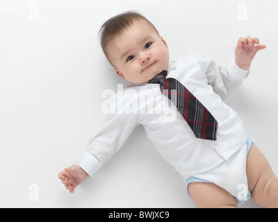 Petit bébé garçon portant une chemise et un collier isolé sur fond blanc Banque D'Images