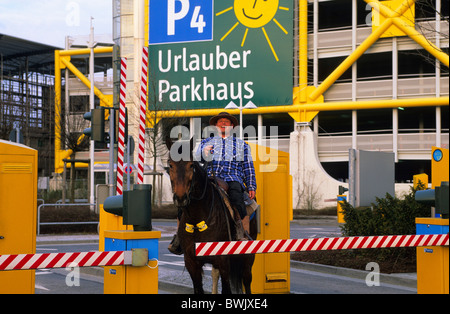 L'Europe, l'Allemagne, en Rhénanie du Nord-Westphalie, Duesseldorf, un homme sur le cheval en face de l'aéroport parking garage, Park and Ride Banque D'Images