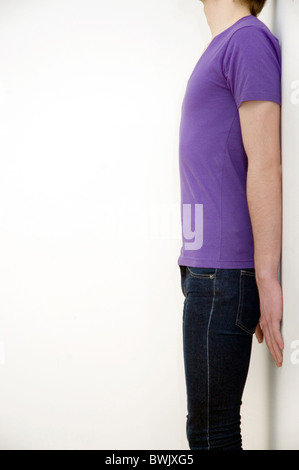 Un jeune homme portant des jeans slim Banque D'Images