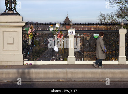 Tributs floraux sur les rampes du pont. Banque D'Images