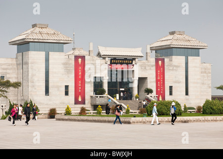 Musée abritant des chars en bronze sur le site de l'armée de terre cuite, Xi'an, province du Shaanxi, Chine Banque D'Images