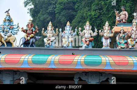 Dieux hindous représentés dans les idoles dans le temple par les Grottes de Batu, Kuala Lumpur, Malaisie, Asie Banque D'Images