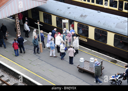 Les passagers de train sur le train à vapeur de Paignton à Dartmouth Banque D'Images