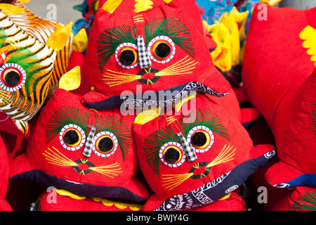 Les jouets colorés à vendre dans un marché, Chine Banque D'Images