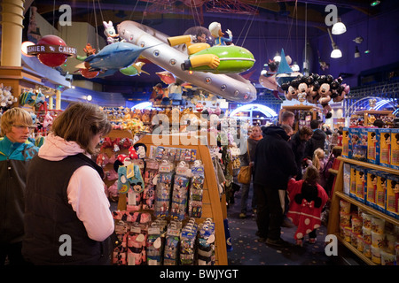 Les gens faire du shopping dans la boutique Disney, le Village, Disneyland Paris, France Banque D'Images