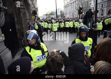 Les élèves retiennent la police pour protester contre la hausse des frais de scolarité. Banque D'Images